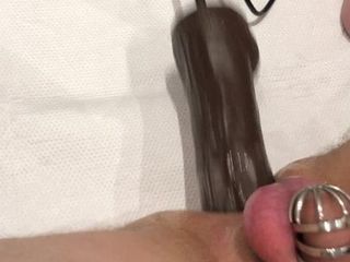 Une salope de chasteté se fait baiser par une machine à sexe