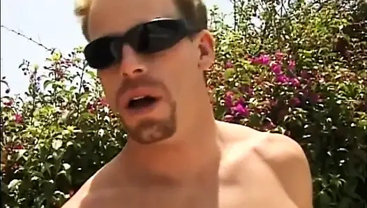 Siyah ve beyaz kıllı amcık bahçede yalıyor... ağzına boşalma