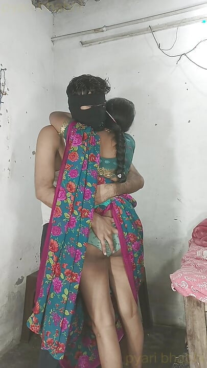 El culo de la hermana mayor follada, después de tomar toda la polla en el culo de la, comenzó a gritar en estilo perrito en audio hindi.