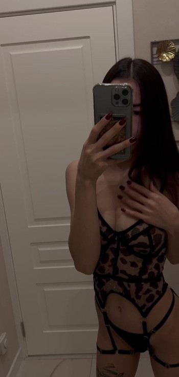 당신을 위해이 옷을 입고 지금 가까이 와서 내가 정말 만든 것을 보여 줄게. 😈