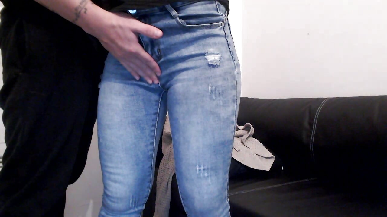 素人の尻をまさぐり、青いジーンズで膣を指で愛撫する