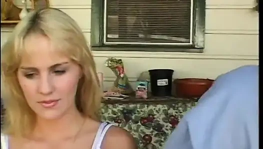 Шаловливая блондинка милашка Rebecca Starr наслаждается тем, что ее сбрасывают с черным якорем в ее задницу