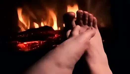 Aku lagi asik footjob hot sampai kakiku dicrot sperma hangat!