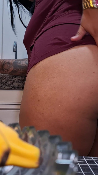 Nicoly Mattos en pijama en la cocina: polla en el coño y leche en la boca