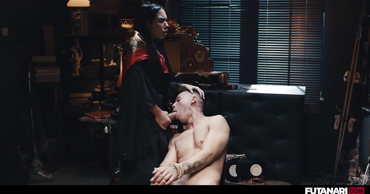 Futanari megbassza Sissyt - Alex Becker & Black Angel Anal