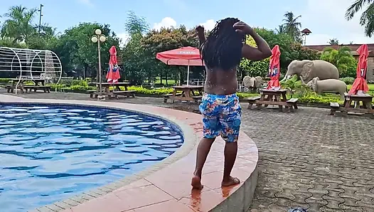 Сперма, плавающая в бассейне, жесткий секс в воде, двойной оргазм