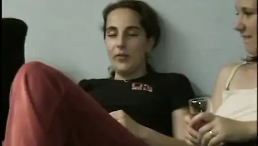 Seksi kızlar evinde filme alındı