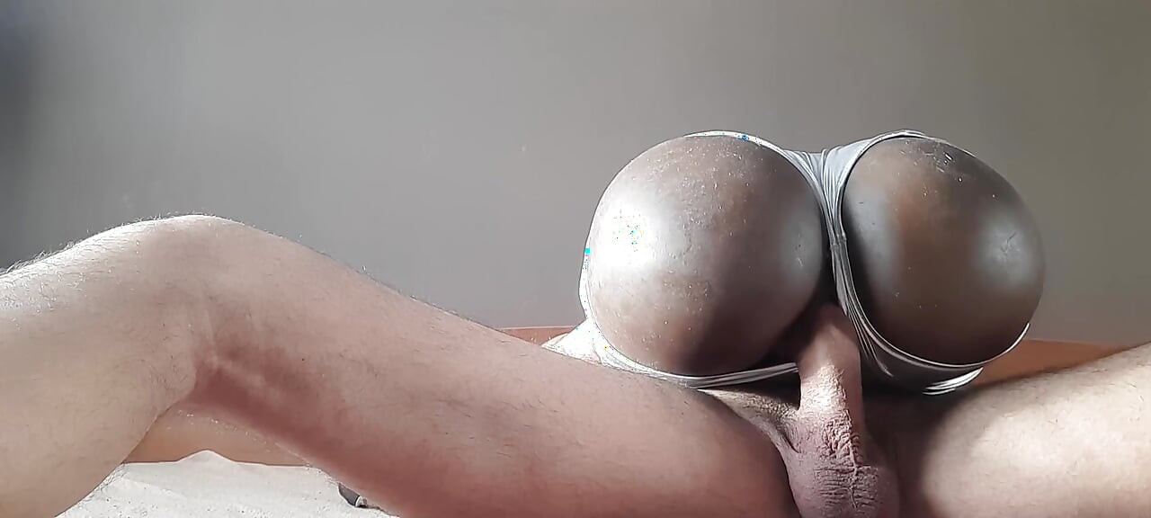Ruber rumpe i skinnende shorts creampie