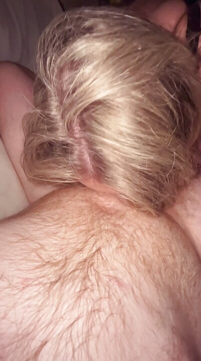 Selbstgedreht, echtes amateur-paar, das spaß auf der couch hat. Echter orgasmus