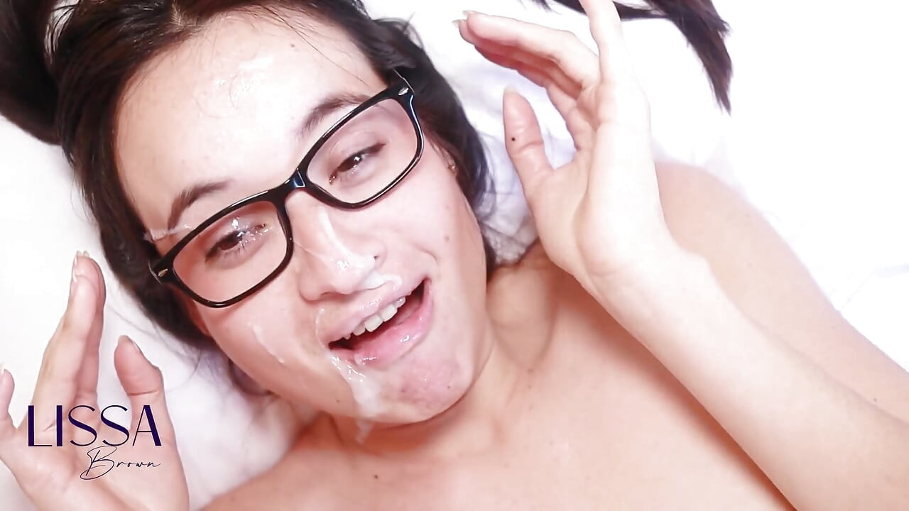 انزلاق وتنظيف كسي في وجهه وزبه