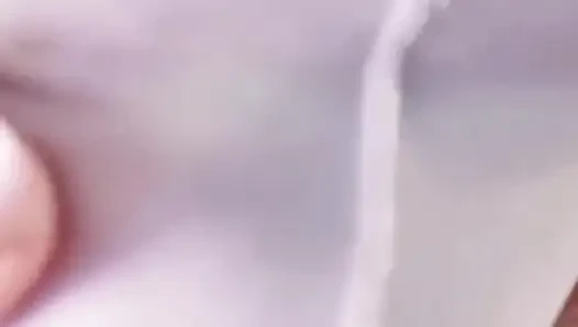 Saya menjilat dan mengisap penis dengan meludah melalui celana dalam satin - pov wanita