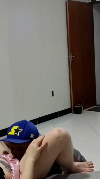 Adam televizyonumu tamir etmeye geldi. Beni yiyebilsin diye ona vurdum, çünkü zaten çok heyecanlıydım | Klip 1