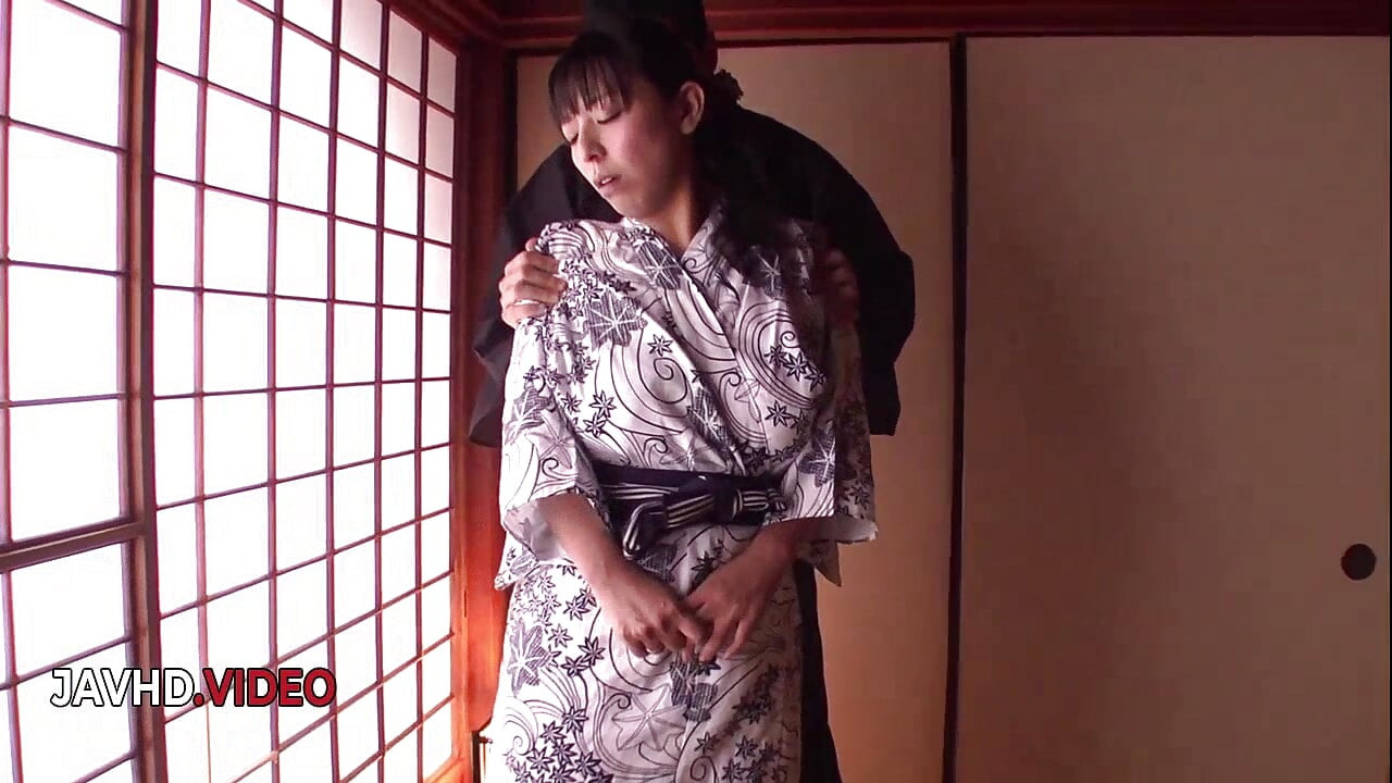 Gorąca azjatycka milf ciesząca się intensywną przyjemnością z egzotycznymi zabawkami dildo