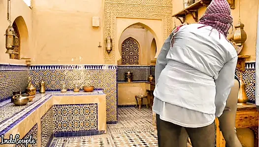 Saudi-arabischer ehemann und iranische ehefrau knallen in der küche