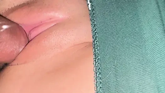 Aku lagi asik muasin memek sempitku yang 18 tahun dengan kontol raksasa ini (tolong tambahkan aku bugil)