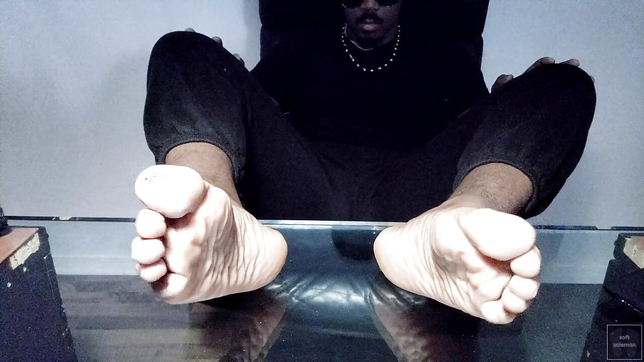 मैं अपने चमकदार मर्दाना तलवों को उजागर करता हूं (2025)