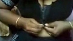 Ein junger Mann hat Sex mit seiner tamilischen Nadu-Tante