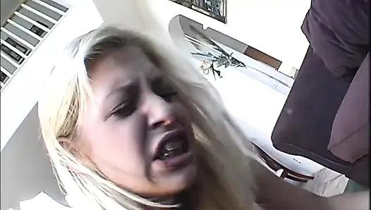 Sarışın orta yaşlı seksi kadın yarak emiyor ve sonra derinden sert sikiliyor