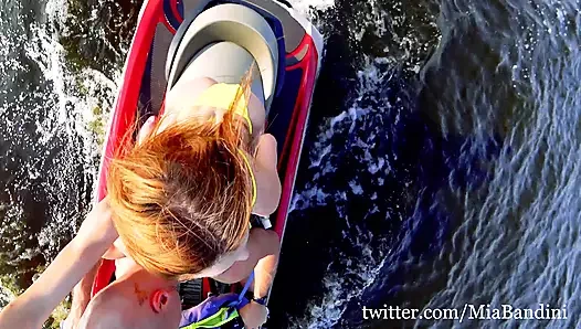 Şehir merkezinde jet ski'de halka açık anal yolculuk 2