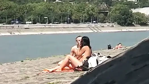 Azgın adam ve sürtük esmer açık havada sert sikiş seansı yapıyor