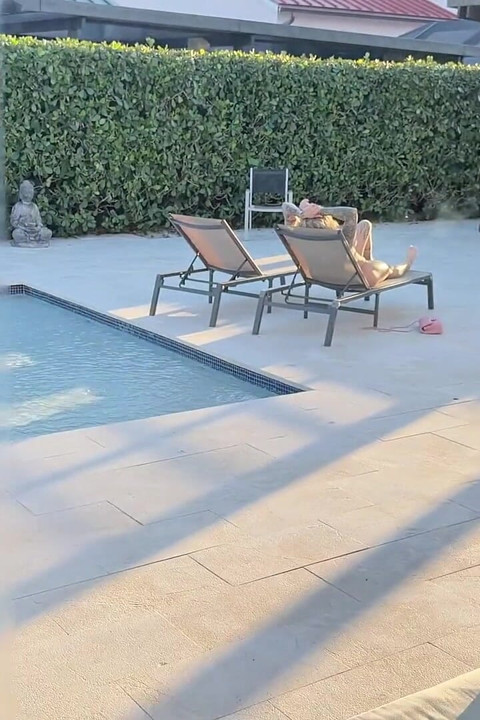 Tetovirana plavuša Christina Savoy guta ogromnu količinu sperme