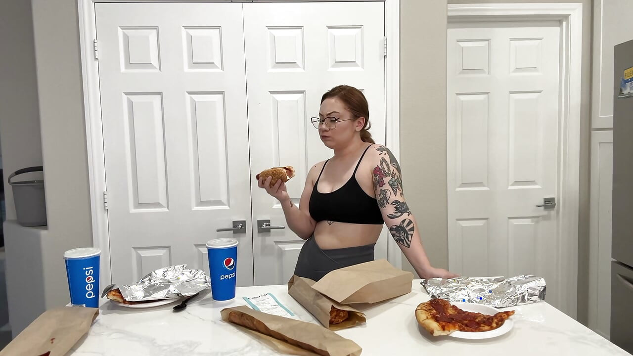 Comendo comida costco food court