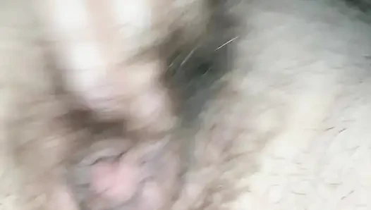 Ich streich habe meine haarige muschi vor meinem ehemann gestreichelt