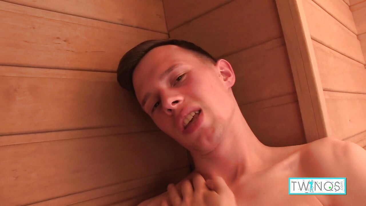 可爱的Twwink aaron抚摸他的骨头，并把一根假阳具塞进他的屁股！
