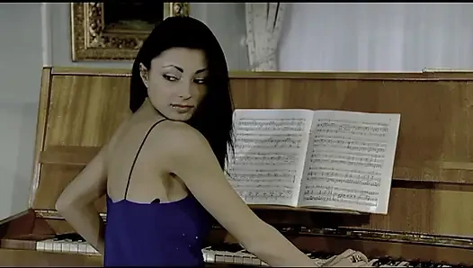 Murid nakal ini lagi asik main piano, guru musik ngentot sama temannya di sofa