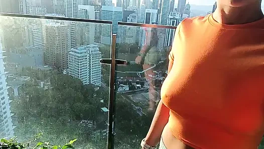 Riskante masturbation und blowjob auf dem Dach im 40. Stock.