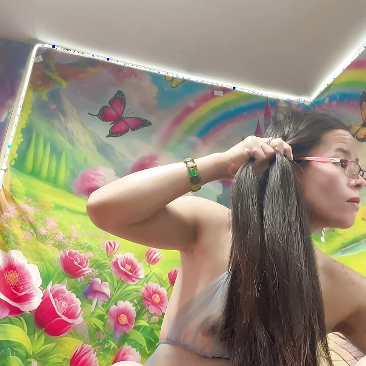 cabelo bonito, negra sexy mostrando os peitos