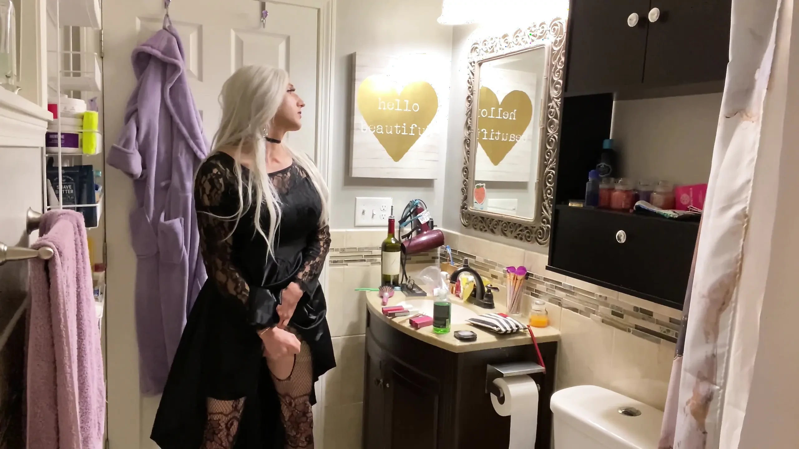 Emo Crossdresser戴上肛塞并撸管