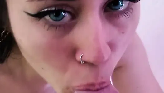 Горячая девушка делает минет, пока я не кончу ей в рот