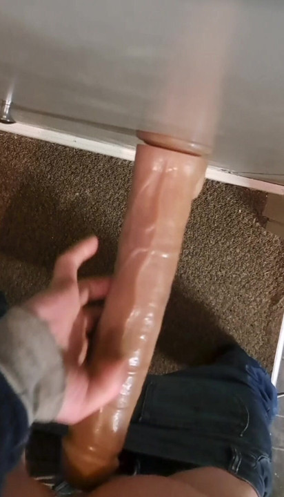 Büyük dildoya biniyor