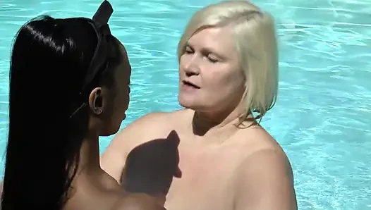 Wanita lesbian dewasa jilat memek sempit pembantunya