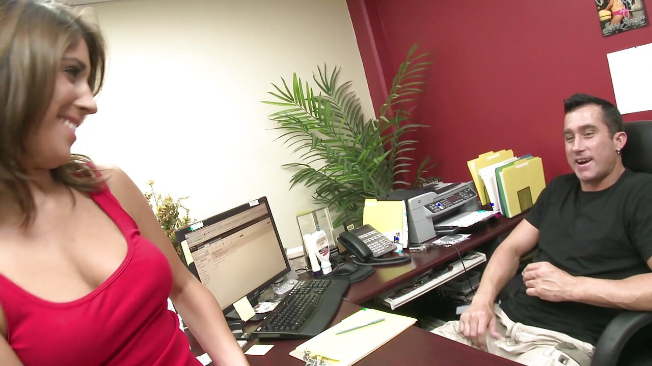 Fofa gata tira roupa e é