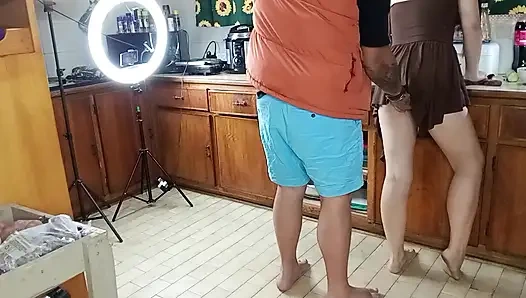 Salata yapmaya çalıştı ve sonra biraz yarak yedi