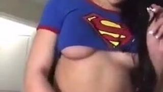 Supergirl acariciando