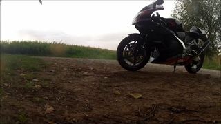 Alobiker на видео с моей Aprilia в кожаном костюме