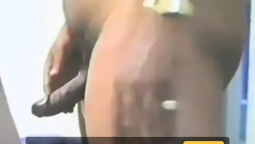 Geiles brünettes küken liebt es, schwarzes fleisch zu reiten