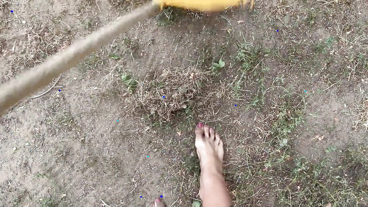 Pieds sales dans le jardin