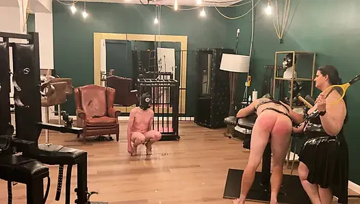 Cewek sange ini lagi asik muasin memeknya pakai mainan seks sampai lubangnya menganga lebar