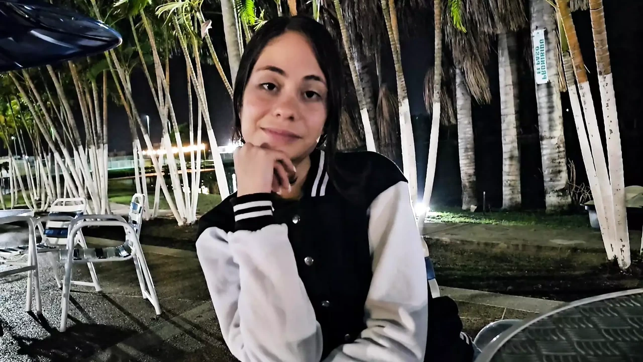 我的好朋友想要和我尝试做爱，我说是的。