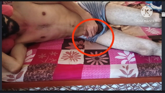 Estudiante masturbándose solo pero le doy compañía, él me da mamada y chupando anal