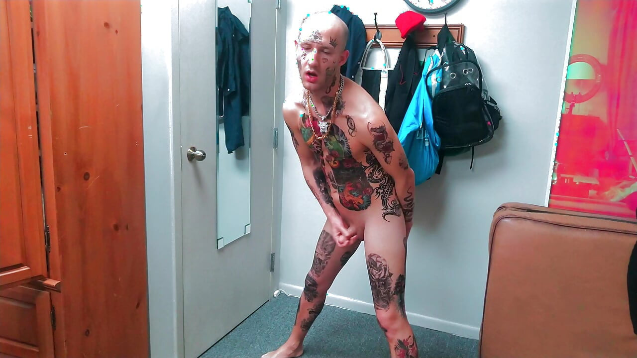 Người đàn ông đầy đủ tatted dương vật giả đụ