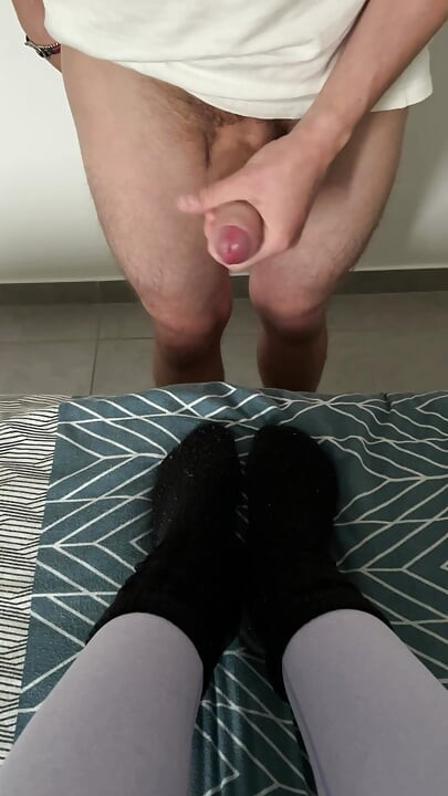 Na de sport... Mijn zwarte slordige sokken ving zijn aandacht