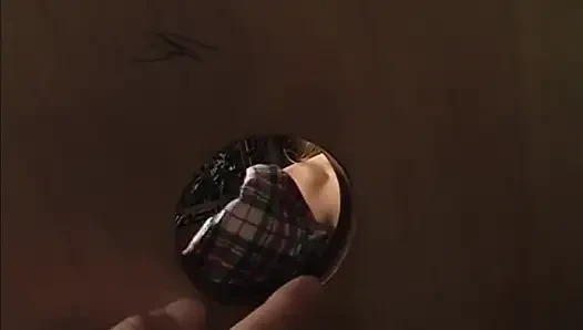 Hübsches schätzchen wird in der gloryhole-geständnisse-hütte gesichtsbesamt