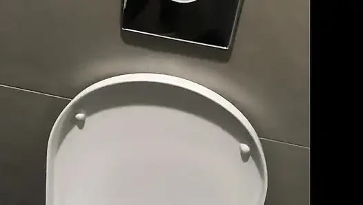 Remaja nakal kencing di toilet kfc