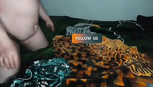 Eine marokkanerin mit ihrem liebhaber im zimmer ihres ehemanns