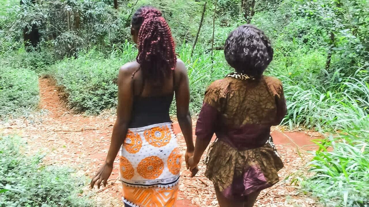 Lesbian hitam eboni mengambil buah-buahan manis dan bercinta